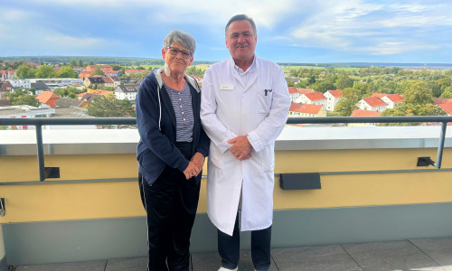 Patientin Renate Maß und Chefarzt Olivier Böhm.