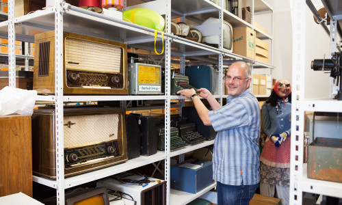 Sammlungskurator Dr. Arne Steinert im Museumsdepot. 