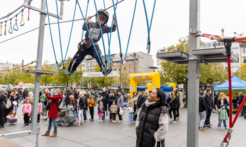 Hoch hinaus beim diesjährigen Highlight von Volkswagen Financial Services: In der Adrenalin-Erlebniswelt klettern Kinder gut gesichert durch den Hochseilgarten. 