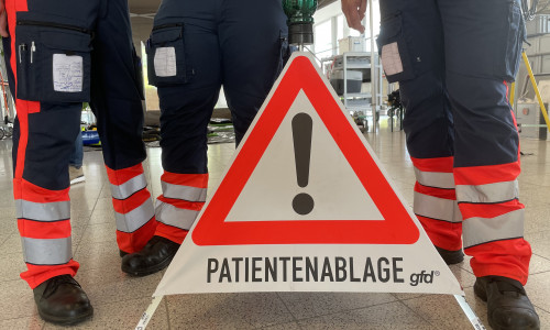 Die Rettungskräfte der Malteser stellten auch die neue Patientenablage vor.