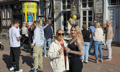 Isabell Üzümcü (links) und Nele Mielbrecht bei der Eröffnungsfeier am Sonntag. Zahlreiche Gäste konnten sich einen ersten Eindruck von den neuen Räumlichkeiten machen.