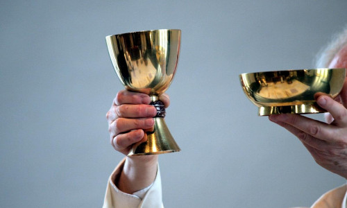 Katholischer Pfarrer in einer Messe (Archiv)