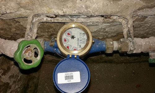 Absperrhahn und Wasseruhr in einem Altbaukeller (Archiv)