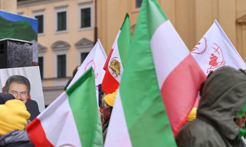 Iran-Fahnen (Archiv)