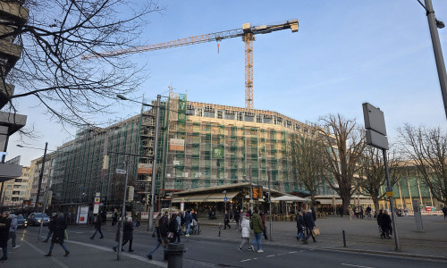 Das Schlosscarree ist eine Baustelle, der Schwerlastkran wird jetzt abgebaut.