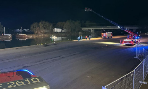  Aus bislang ungeklärter Ursache ist am späten Dienstagabend ein Auto in den Elbeseitenkanal gefahren. 