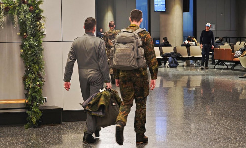 Deutsche Soldaten der Grönland-Mission beim Umstieg auf Island am 18.01.2026