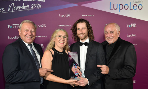 Die Sieger des „Projekt Award“ beim LupoLeo Award 2024: Ruth Retterath und Maximilian Doll (2. v. r.) von den „Recycling Roadies – CleanUp nach der Flut“ des Vereins Clean River Project e. V. aus Winningen mit den Initiatoren des Förderpreises Jürgen Brinkmann (l.) und Robert Lübenoff (r.).