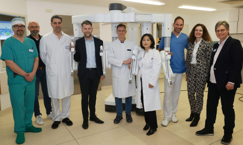 Meilenstein in der hochmodernen Chirurgie: Oberbürgermeister Dennis Weilmann (4. v. l.) gemeinsam mit Mitgliedern des Direktoriums sowie Chefärzte des Klinikums vor dem neuen da Vinci-Operationsroboter.