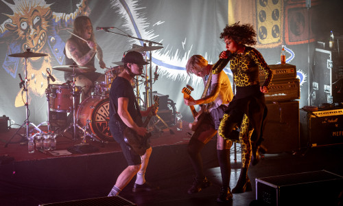The Baboon Show zündeten ein Punk-Feuerwerk ab.