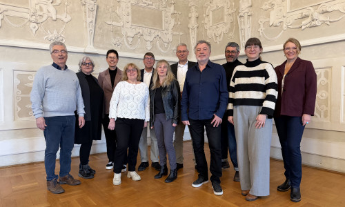  Vertreter*innen der Kulturinstitutionen im Schloss Wolfsburg stellten gemeinsam mit Kai-Uwe-Hirschheide, Erster Stadtrat und Kulturdezernent (hinten Mitte), und Andreas Meyer, Geschäftsbereichsleiter Kultur (fünfter von links), das neue Konzept der gemeinsamen Öffnungszeiten sowie Programm-Highlights 2026 vor.
