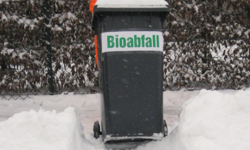 Im Winter Wege freihalten, damit die Müllwerker die Tonnen abholen können. 