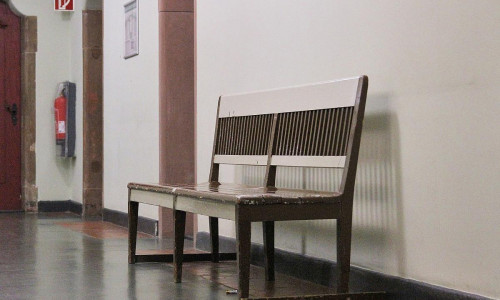 Sitzbank in einem Landgericht (Archiv)