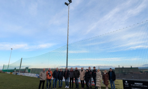 Die Flutlichtanlage auf dem Sportplatz in Immenrode ist nach vierwöchiger Bauzeit durch Oberbürgermeisterin Urte Schwerdtner (3. v. re.) kürzlich eröffnet worden.