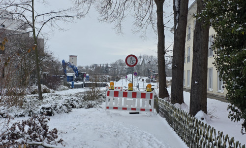 Der Weg zwischen dem Pflegewohnstift Steinhäuser Gärten und der Brücke an der Meesche ist gesperrt.