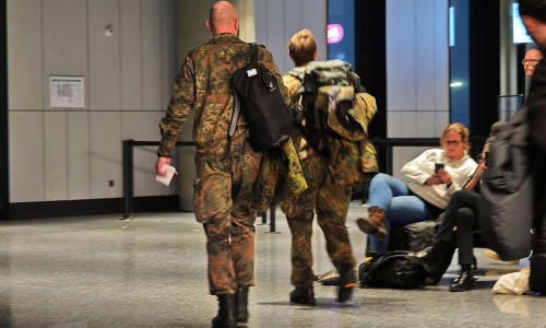 Deutsche Soldaten der Grönland-Mission beim Umstieg auf Island am 18.01.2026