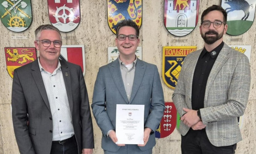 Andreas Bauer (links) bei der Urkundenübergabe an David Weise mit Obermeister Christian Malak (rechts).