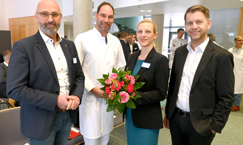 Charlotte Bettina Boettcher (2.v.r.) freut sich über die nette Begrüßung durch Klinikumsdirektor André Koch (v.l.), den Ärztlichen Direktor Prof. Dr. Nils Homann und Oberbürgermeister Dennis Weilmann.