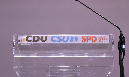 Rednerpult mit den Logos von CDU, CSU und SPD (Archiv)