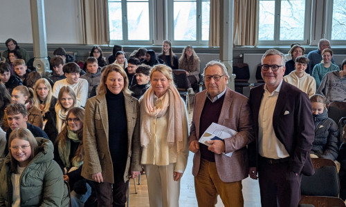 Ansgar Staudinger (v. re.), Helmut Trentmann, Urte Schwerdtner und Silke Köstler-Holste mit den Schülern des RG nach der Diskussionsrunde.