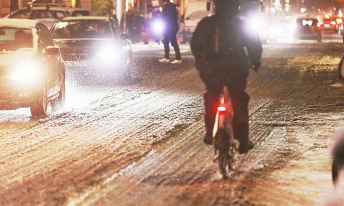 Straßenverkehr unter winterlichen Bedingungen in Berlin (Archiv)
