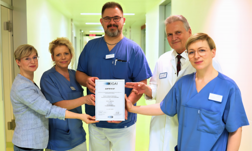 Besonderer Qualitätsnachweis für die Intensivstation des Klinikum Wolfsburg: (v. li. n. re.) Klinik-Assistenz Katja Kabierske, stellv. Stationsleitung Jill Engel, Oberarzt Dr. med. Nicolai Wiegand, Chefarzt Prof. Dr. med. Matthias Menzel und Stationsleitung Linda Exner.