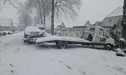 Unfall mit Autotransporter in Langwedel-Dahlbrügge