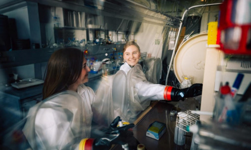 Studierende der Technischen Universität Braunschweig im Labor. 