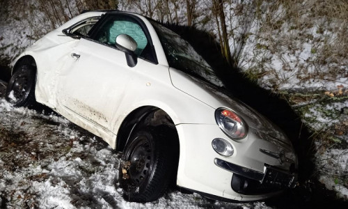 Verunfalltes Fahrzeug im Straßengraben (Archiv)