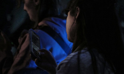 Junge Frau mit Smartphone (Archiv)