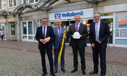 v. li.: Anfang September 2025 stellten Markus Wenk (Leiter Unternehmensservice), Stefan Honrath (Leiter der Direktion Peine), Jürgen Brinkmann (Vorstandsvorsitzender) und Ulf Müller (Geschäftsführer der BRAWO RE Building Solution GmbH) das Vorhaben für die Peiner Hauptstelle Am Markt 2 vor. Ende Januar starten die Umzugsarbeiten in die Übergangsstandorte.