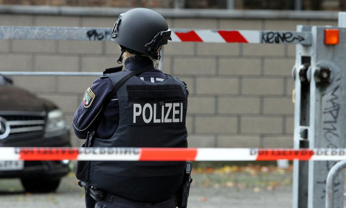 Polizistin hinter Absperrband