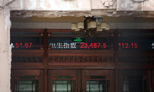 Chinesische Börsenkurse auf einem Laufband (Archiv)