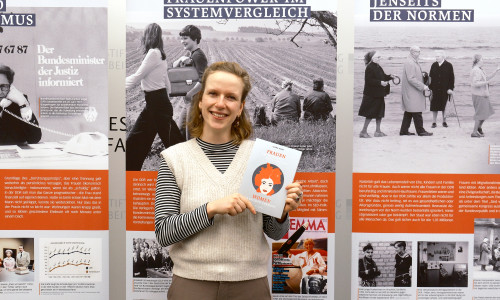 Kuratorin Clara Marz, Bundesstiftung zur Aufarbeitung der SED-Diktatur, vor der Ausstellung „Frauen im geteilten Deutschland“. 