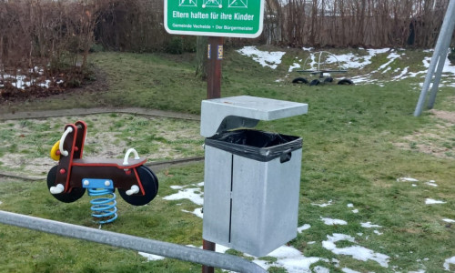 Ein neuer Abfallbehälter am Spielplatz „An der Waage“ in Vechelde.