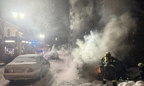 Fahrzeugbrand in dichtem Schneetreiben bekämpft