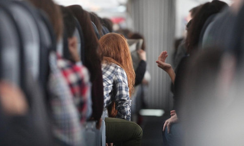 Rothaarige Frau in einem Flugzeug (Archiv)