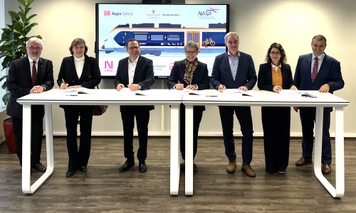 Vertragsunterzeichnung in Magdeburg - 3. v. rechts Verbandsdirektor Ralf Sygusch, links neben ihm Sachsen-Anhalts Verkehrsministerin Lydia Hüskens. 