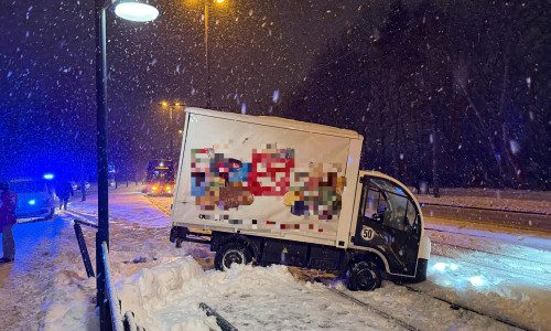 Das Fahrzeug war auf den Gleisen der Straßenbahn gelandet.