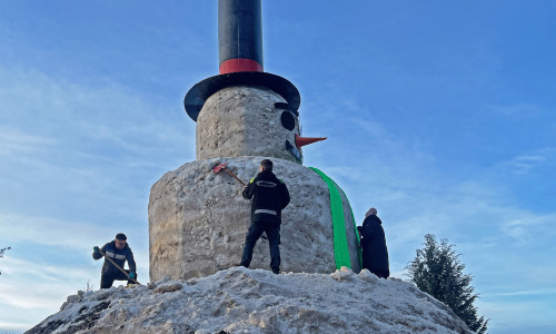 Der fertige Schneemann misst mit Hut über 11 Meter.