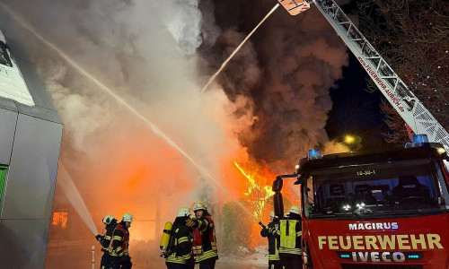 Gebäude nach Durchzündung vollständig in Flammen