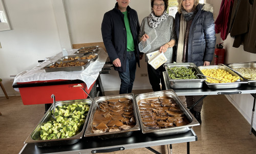 Sie spendeten das für den ausgefallenen Neujahrsempfang vorgesehene Essen, die Mitglieder der Wirtschaftsvereinigung Wolfsburg.