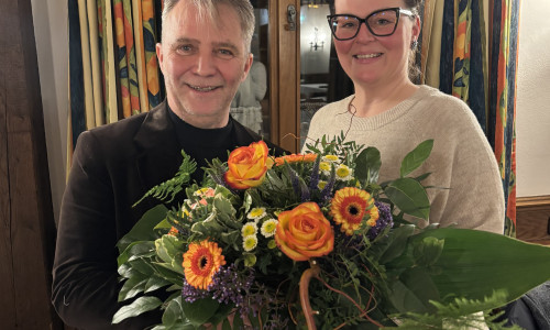 Hier nimmt Andreas Klaffehn (li.) die Glückwünsche zur Nominierung als PUG-Kandidat bei der Oberbürgermeisterwahl von Melissa Koch entgegen.