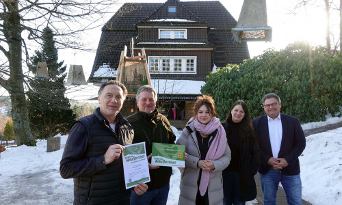 Bei der offiziellen Auszeichnung des Hearts Hotels in Braunlage (von links): Inhaber Meik Lindberg, Nationalparkleiter Dr. Roland Pietsch und Cordula Dähne-Torkler mit Cathleen Hensel, Geschäftsführerin der Braunlage Tourismus Marketing GmbH und Braunlages Bürgermeister Wolfgang Langer.