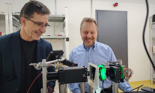 Professor Andreas Waag (TU Braunschweig) und Professor Christian Werner (Ostfalia) am ersten Demonstrator des neuromorphen Computeraufbaus.