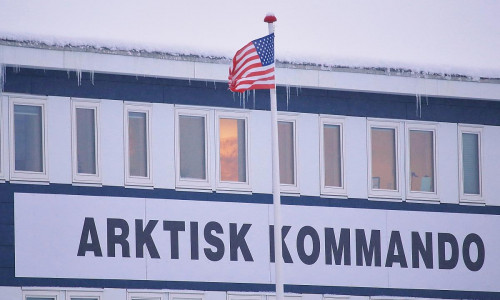 US-Fahne am Hauptquartier des Arktisk Kommando auf Grönland