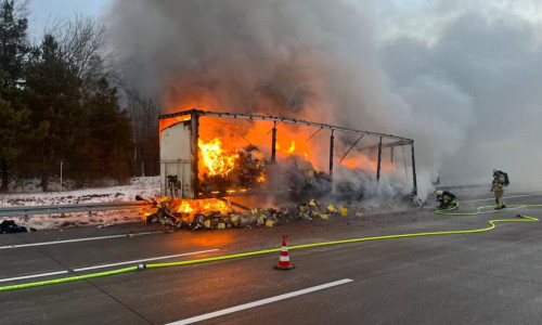 Der Anhänger brannte lichterloh.