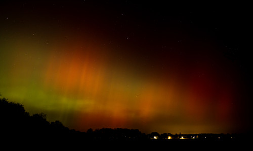 Polarlichter hüllten den Himmel über der Region in bunte Farben.