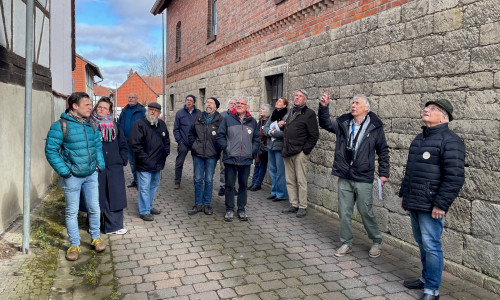 Erkerodes Ortsheimatpfleger Wolfgang Haberland (2. v. r.) führte beim Treffen der Heimatpflegenden im vergangenen Jahr durch sein Dorf.