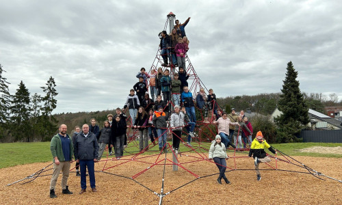 Die Kletterpyramide ist das neue Highlight an der Grundschule Lessingstraße.